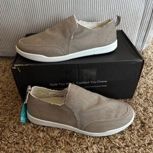 Vionic Beach Malibu Canvas Slip Ons Women's Size 5 Wide Beige Shoes